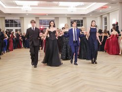 Łódź. Studniówka II LO w Łodzi. Wspaniali maturzyści świętowali w Pałacu Skotniki