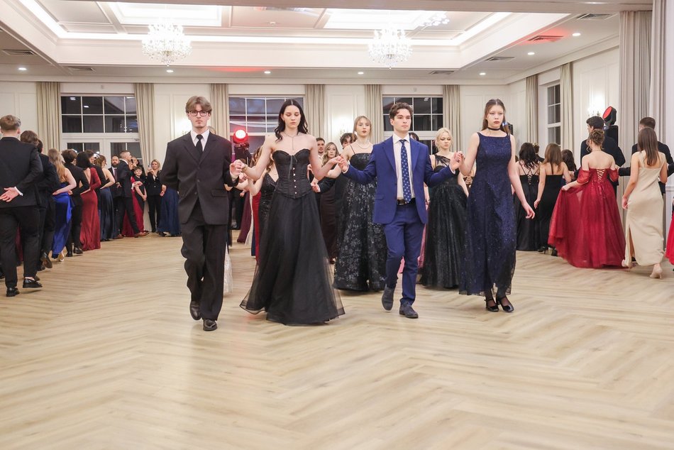 Łódź. Studniówka II LO w Łodzi. Wspaniali maturzyści świętowali w Pałacu Skotniki