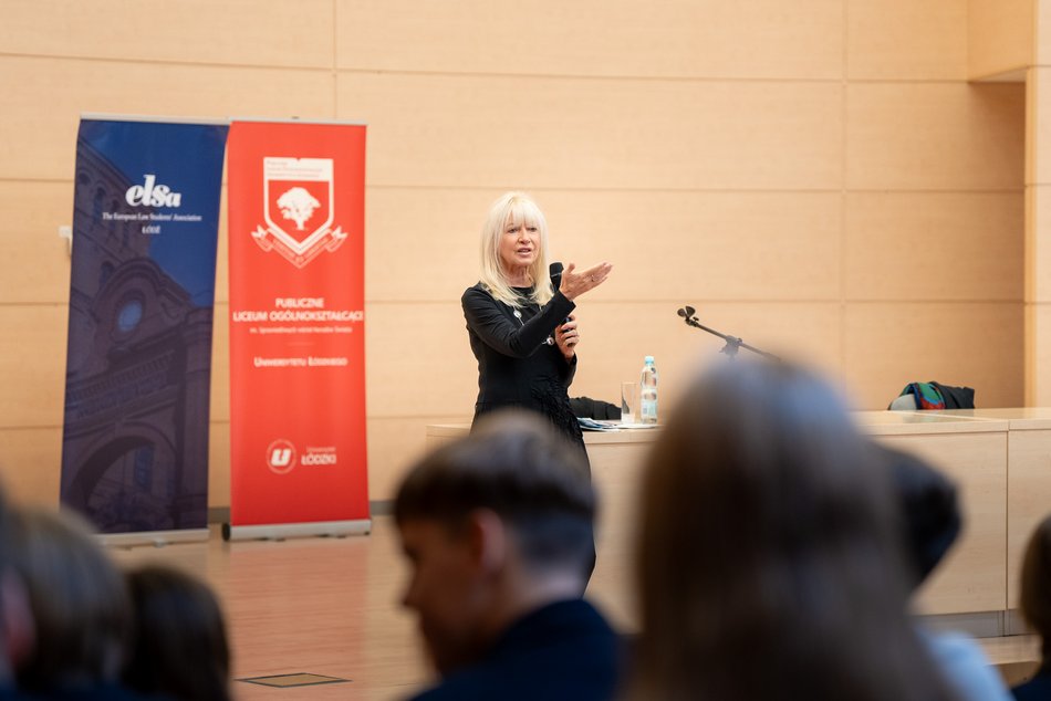 Łódź. Anna Maria Wesołowska na Uniwersytecie Łódzkim. Aula WPiA pękała w szwach