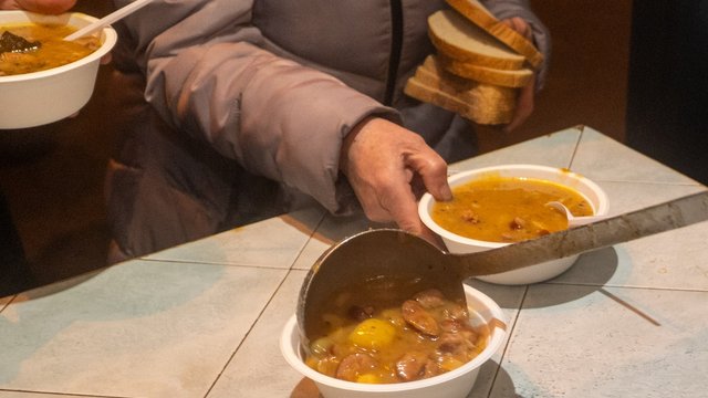 Co robi Łódź dla osób w kryzysie bezdomności? Noclegi, odzież i ciepłe posiłki [SZCZEGÓŁY]