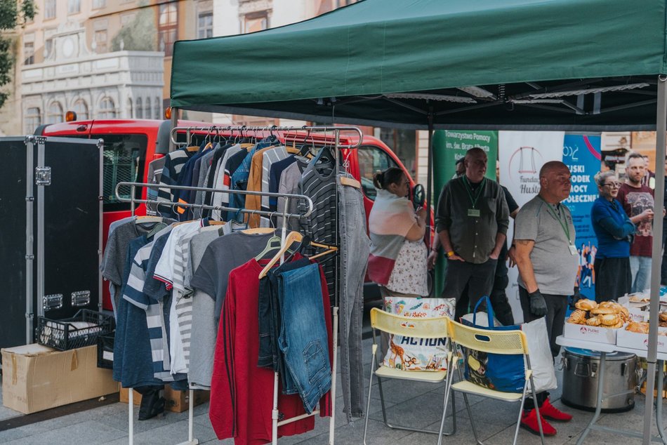 Łódź. Namiot Pełen Wsparcia w Pasażu Schillera już działa! Specjaliści pomagają potrzebującym