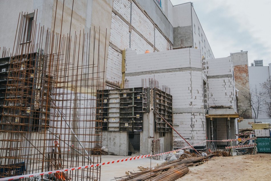 Łódź. Odbudowa zawalonej kamienicy przy Rewolucji w Łodzi. Widać już nowe ściany i piętra