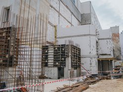 Łódź. Odbudowa zawalonej kamienicy przy Rewolucji w Łodzi. Widać już nowe ściany i piętra