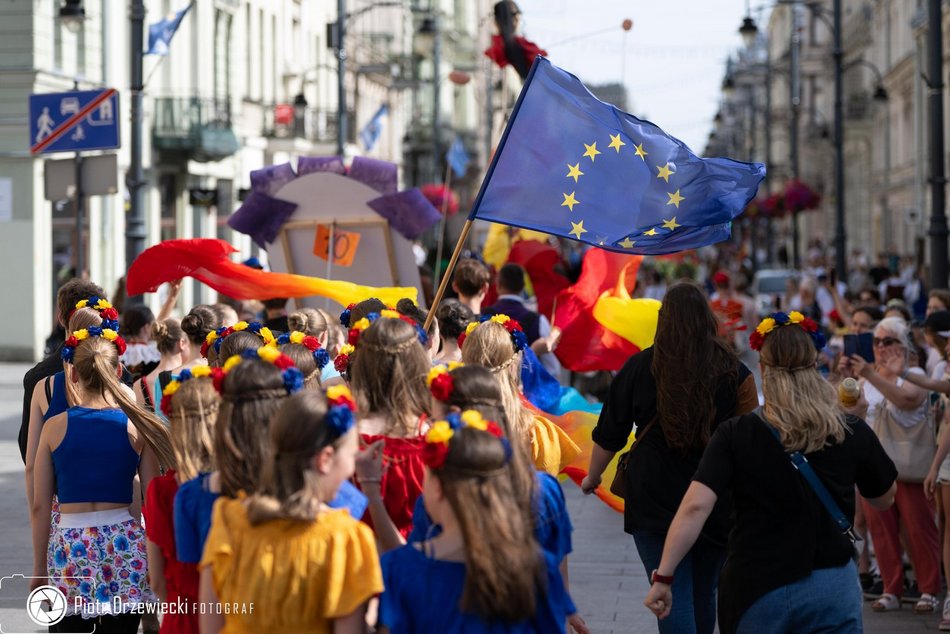 Feria barw przy Piotrkowskiej. Kolorowy pochód rozpoczął 15. edycję Folkowych Inspiracji
