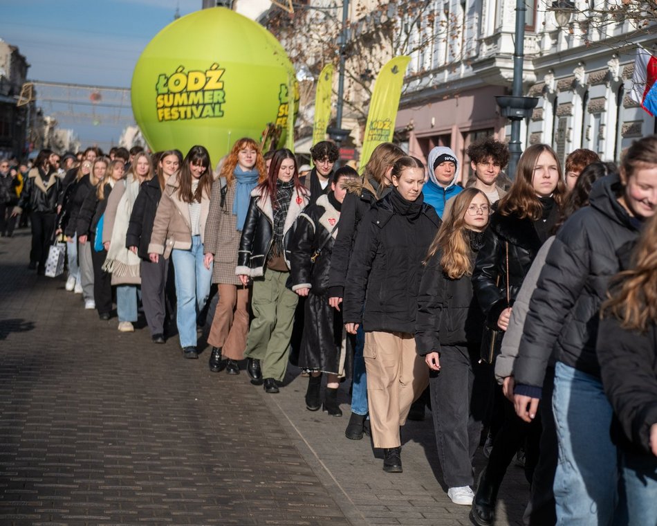 Łódź. Polonez dla Łodzi. Tłumy maturzystów zatańczyły na Piotrkowskiej. Razem z nimi łodzianie!