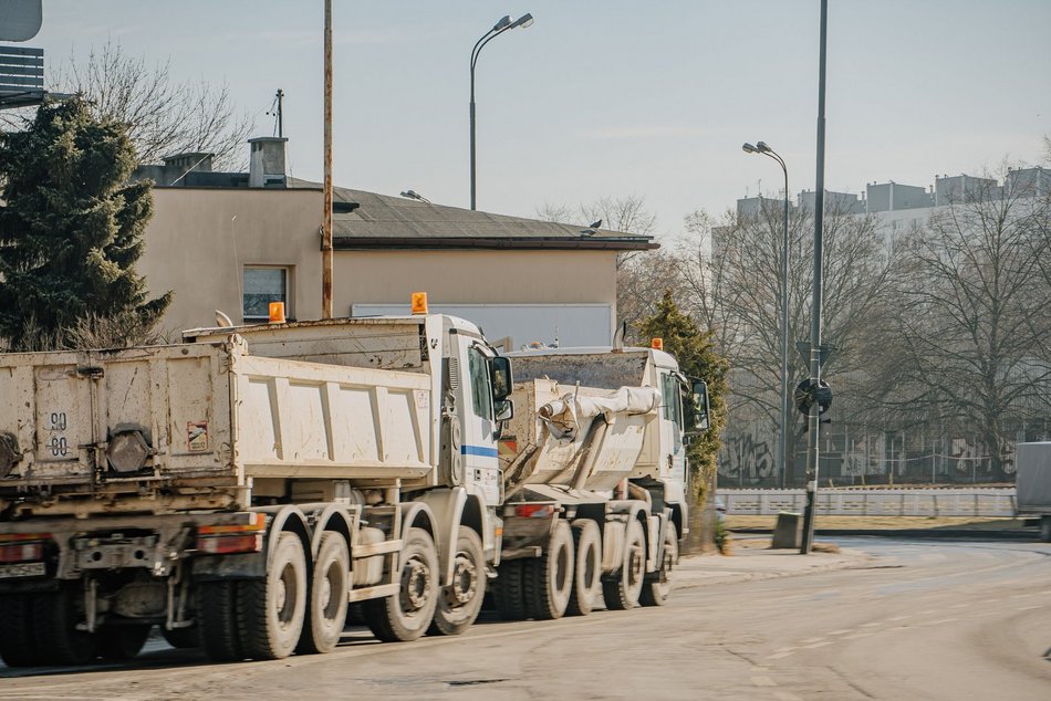 Remont Broniewskiego w Łodzi ruszył pełną parą. Drogowcy pracują nad nowym torowiskiem