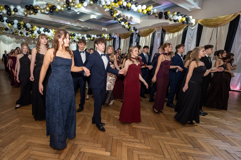 Łódź. Studniówka XXVI LO w Łodzi. Ależ oni zatańczyli... i jak pięknie wyglądali!