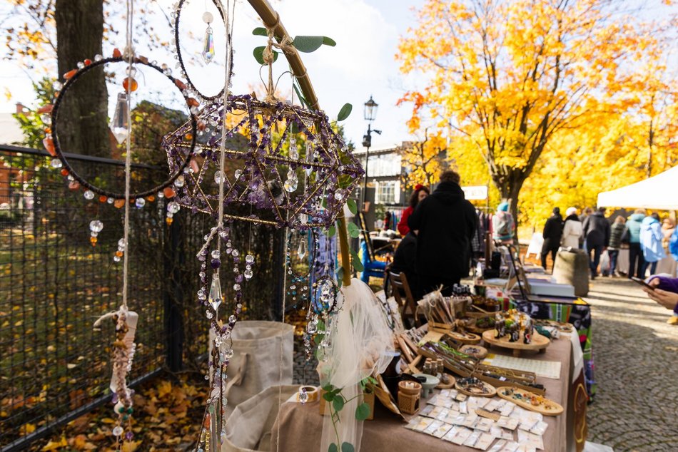 Łódź. Targ Staroci na Księżym Młynie w Łodzi. Rękodzieła, biżuteria, winyle i wiele więcej