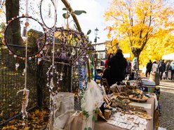 Łódź. Targ Staroci na Księżym Młynie w Łodzi. Rękodzieła, biżuteria, winyle i wiele więcej