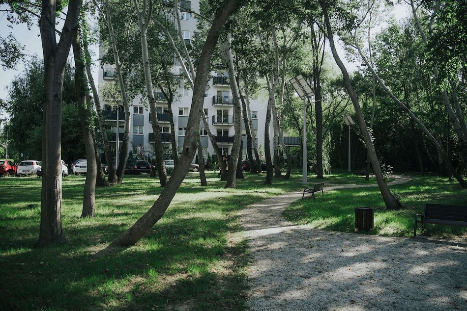 Łódź. Zielony zakątek na Radogoszczu w Łodzi. Odnowione chodniki, nowe alejki, ławki, kosze i latarnie
