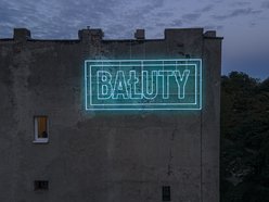 Neony w Łodzi. "Beauty Bałuty" przy ul. Wojska Polskiego 40
