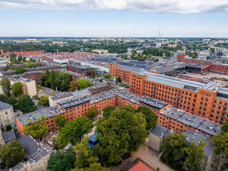 Montują fotowoltaikę na famułach przy Ogrodowej w Łodzi