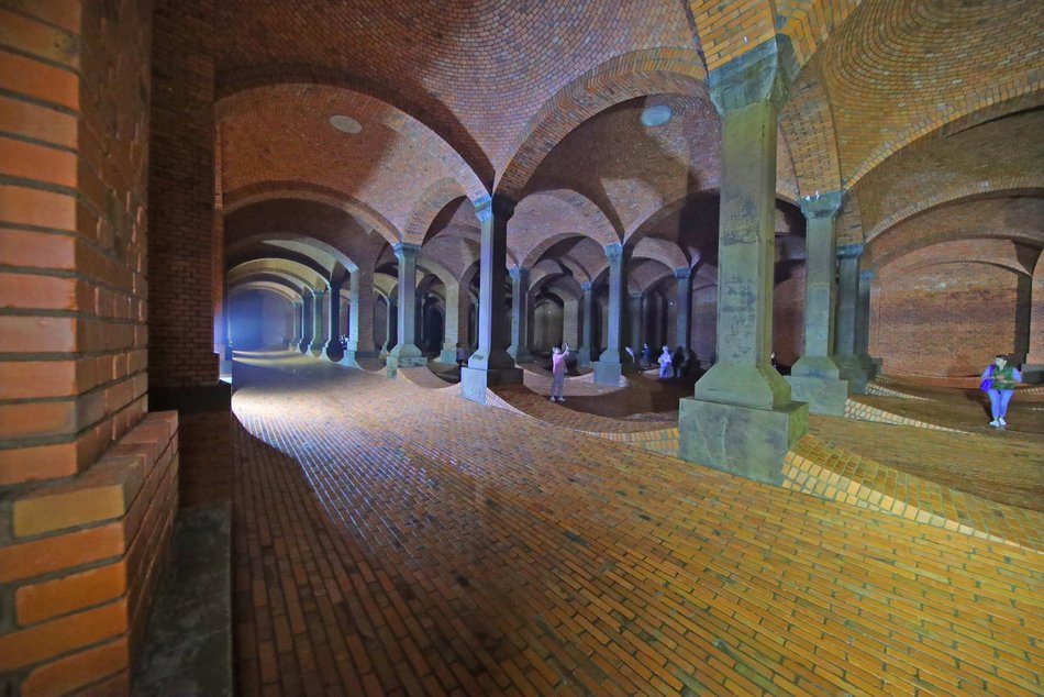 Zwiedzanie podziemnej katedry na Stokach z okazji 600. Urodzin Łodzi