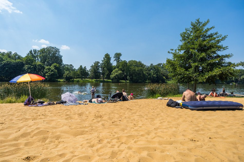 Upalna niedziela na Stawach Stefańskiego. Zobacz, jak wypoczywali Łodzianie