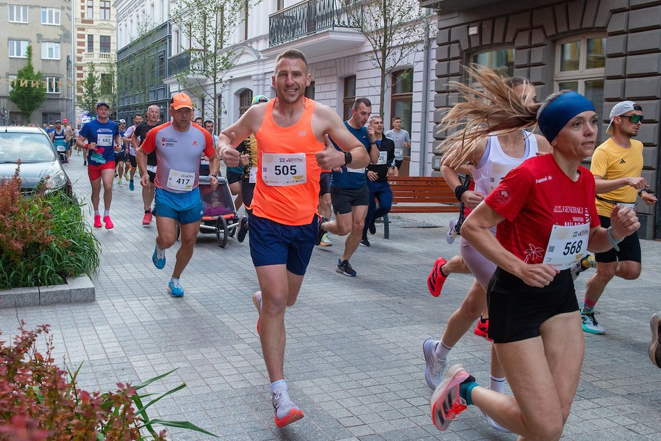 Łódź. Bieg Ulicą Piotrkowską Rossmann Run 2025 wystartował! Walka o życiowe rekordy