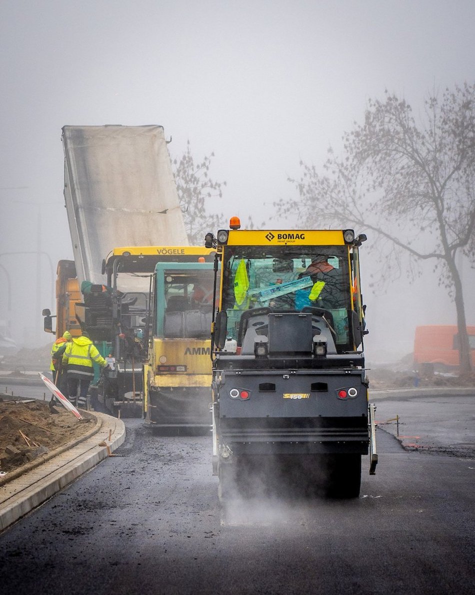 Łódź. Drogowcy układają nową nawierzchnię na Śmigłego-Rydza
