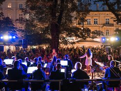 Piotrkowska Kameralnie - koncert, artyści na scenie i tłum widzów