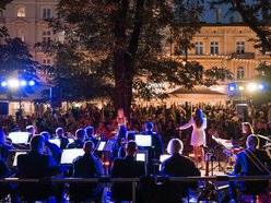 Piotrkowska Kameralnie - koncert, artyści na scenie i tłum widzów