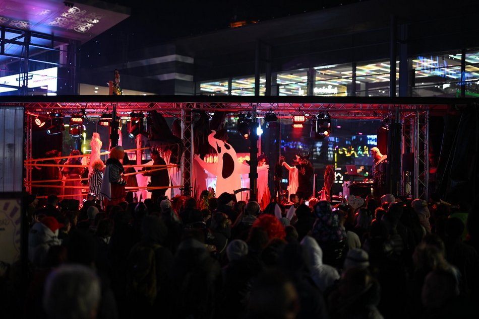 Łódź. Halloweenowa parada przeszła Piotrkowską w Łodzi. Tłumy duchów, czarownic i zombie!