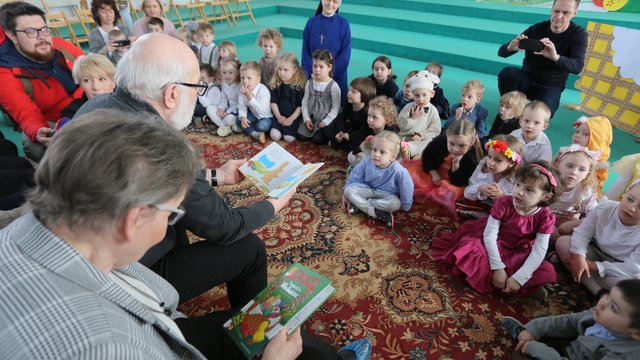 MOPS Łódź. Mieszkańcy Domu Seniora czytają bajki i wiersze dzieciom w przedszkolu