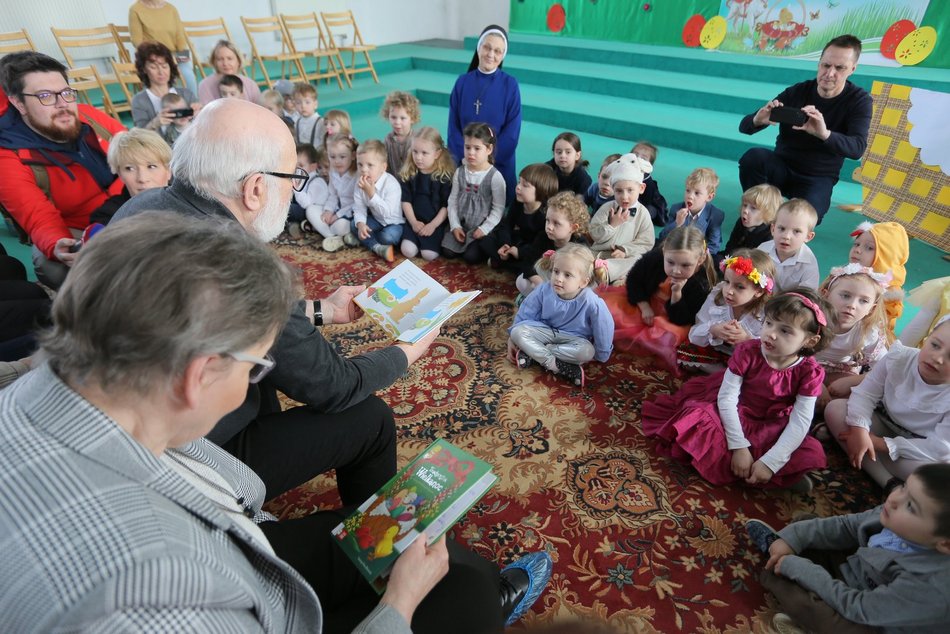 Mieszkańcy Domu Seniora czytają bajki i wiersze dzieciom w przedszkolu