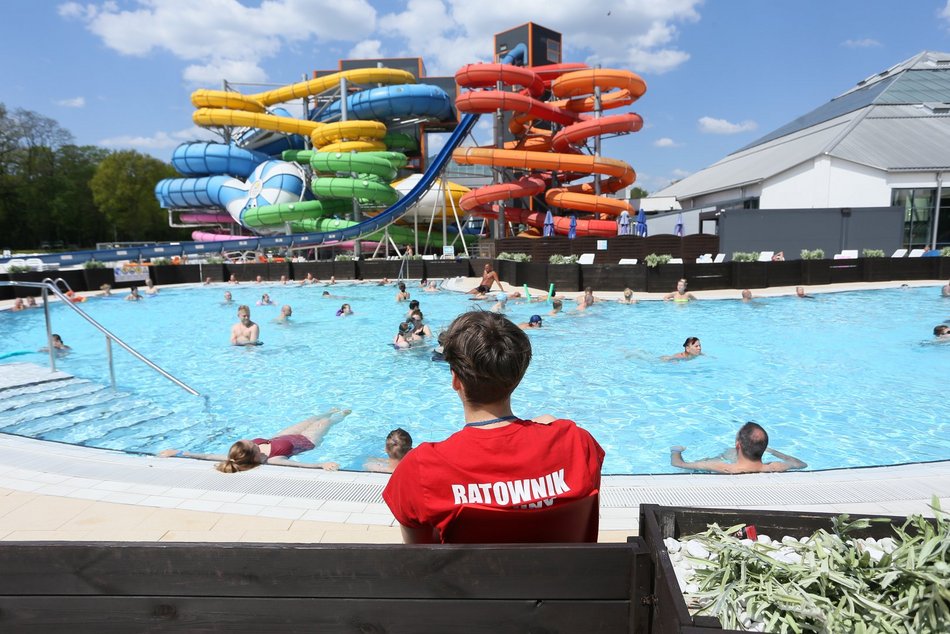 ludzie w aquaparku fala