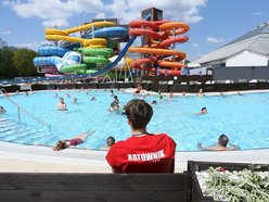 ludzie w aquaparku fala