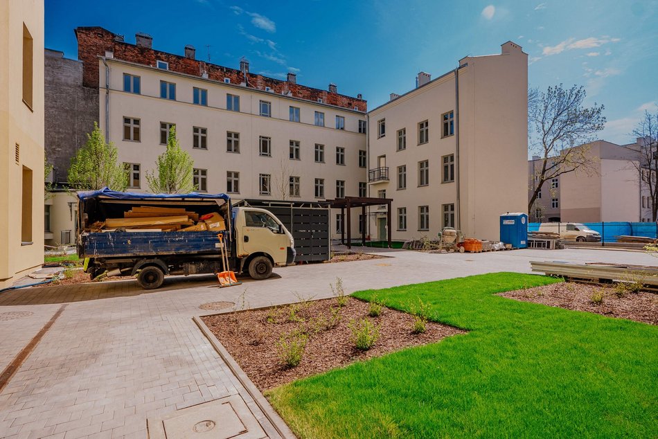 Zielone podwórka w kamienicach przy Rewolucji w Łodzi. Perełki ukryte w centrum miasta!