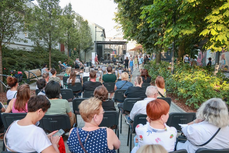 Łódź. Sobotnie Brzmienia na Piotrkowskiej w Łodzi rozpoczęte. Magiczny wieczór w Pasażu Róży