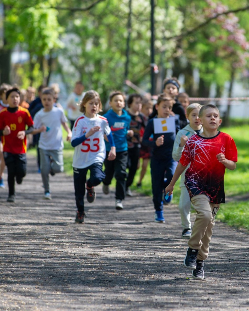 Łódź. XVII Bieg Olimpijczyków w parku Baden-Powella. Rywalizowali uczniowie szkół w Łodzi