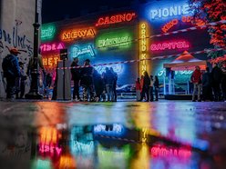 Łódź. Neony kultowych kin w Łodzi odpalone! Łódzka Galeria Neonów wygląda olśniewająco!