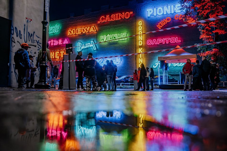 Łódź. Neony kultowych kin w Łodzi odpalone! Łódzka Galeria Neonów wygląda olśniewająco!