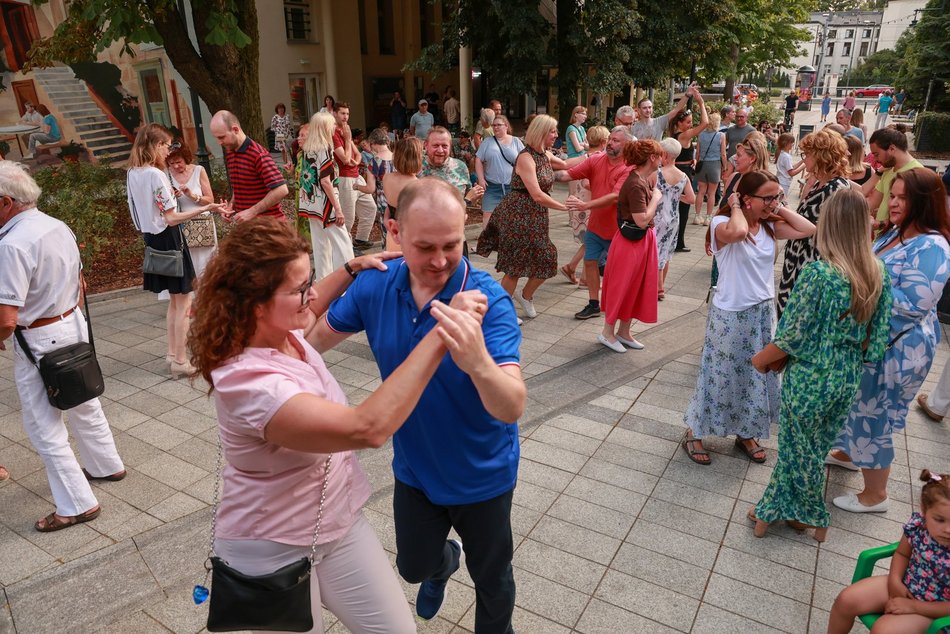 Łódź. Niedzielna potańcówka przy Piotrkowskiej. Łodzianie potrafią się bawić!