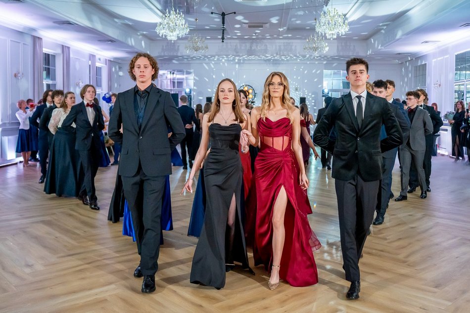 Łódź. Studniówka IV LO w Łodzi. Kreacje, które zapierały dech i radość na twarzach młodzieży