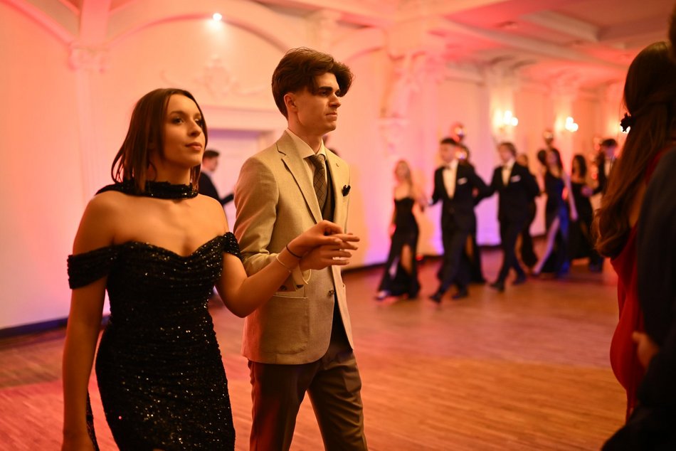 Studniówka III LO w Łodzi. Szyk i elegancja w Białym Pałacu