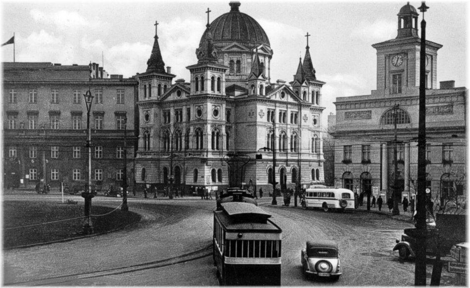 Na fotografiach i pocztówkach z okresu okupacji widać raczej spokojny rytm życia wcielonego do Rzeszy miasta Litzmannstadt