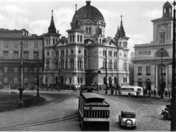 Na fotografiach i pocztówkach z okresu okupacji widać raczej spokojny rytm życia wcielonego do Rzeszy miasta Litzmannstadt