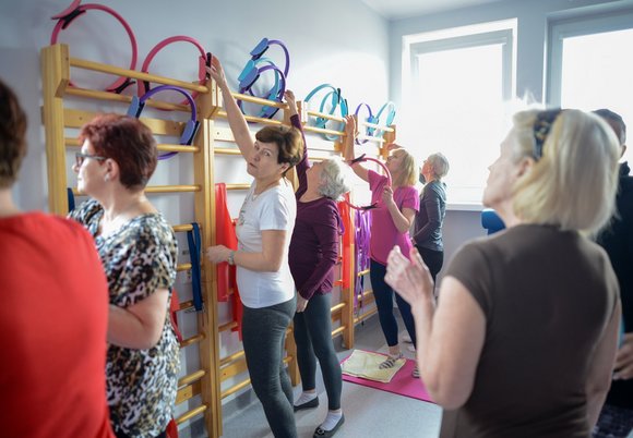 Seniorzy podczas ćwiczeń 