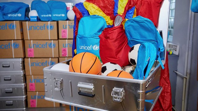 10 ton zabawek trafi do uczniów szkół w Łodzi. To efekt współpracy miasta z UNICEF