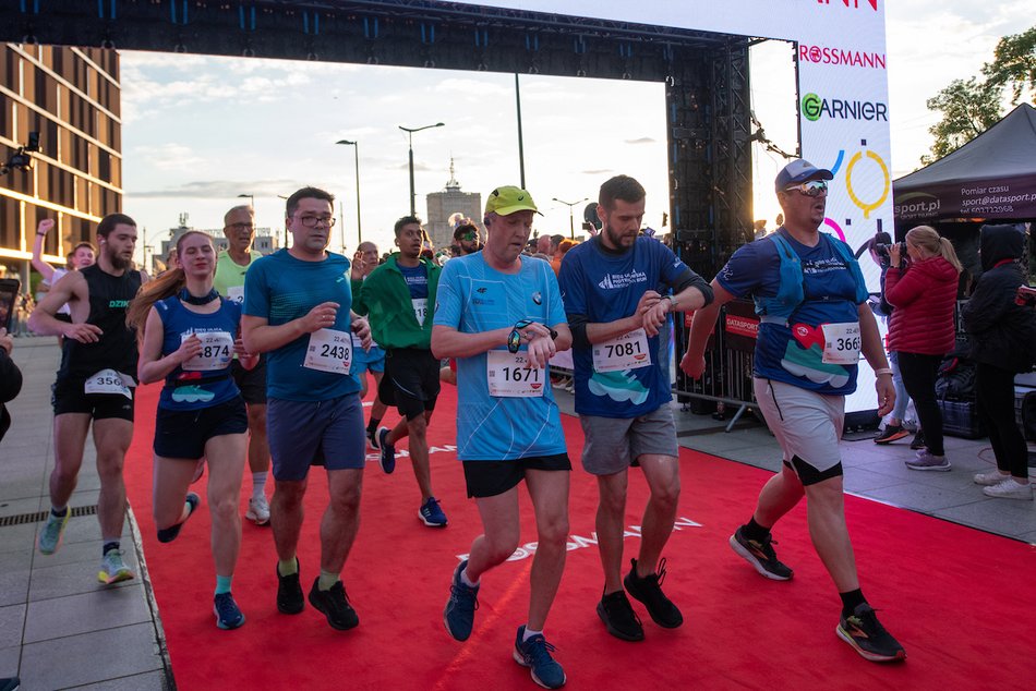 Łódź. Bieg Ulicą Piotrkowską Rossmann Run 2025 wystartował! Walka o życiowe rekordy