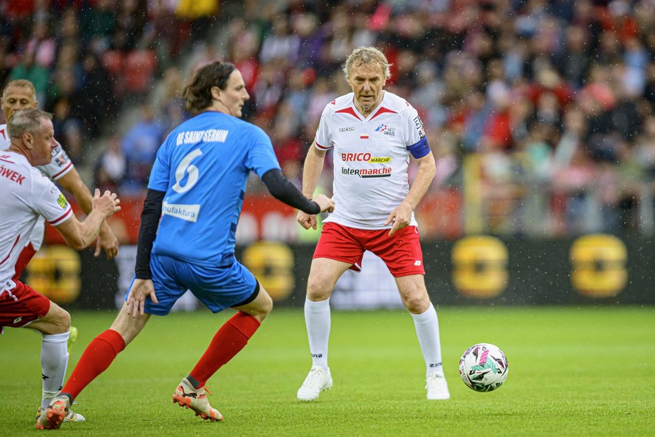 Łódź. Mecz Gwiazd w Łodzi. Na murawie Boniek, Krzynówek, Krychowiak