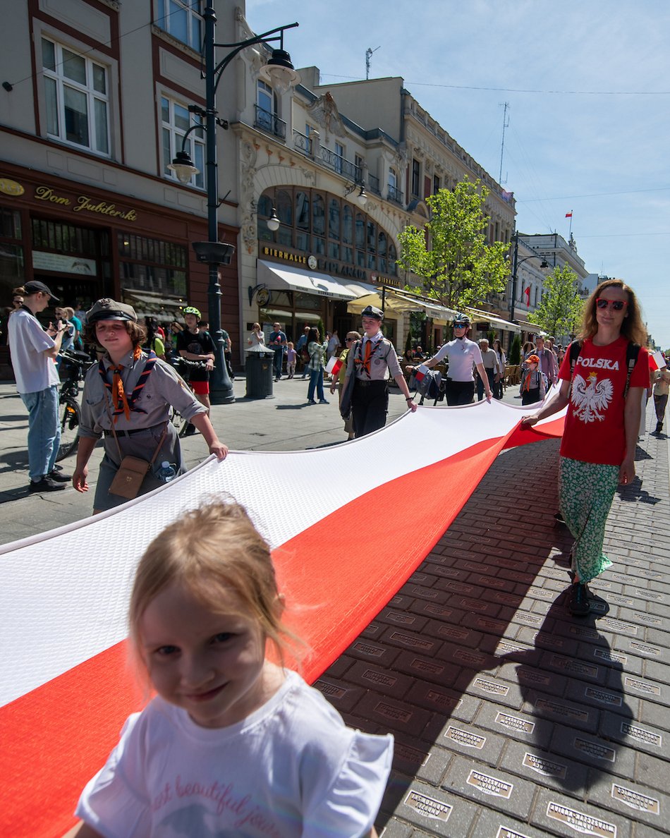 Łódź biało-czerwona. Ulicami miasta przeszedł marsz z okazji Dnia Flagi Rzeczypospolitej Polskiej