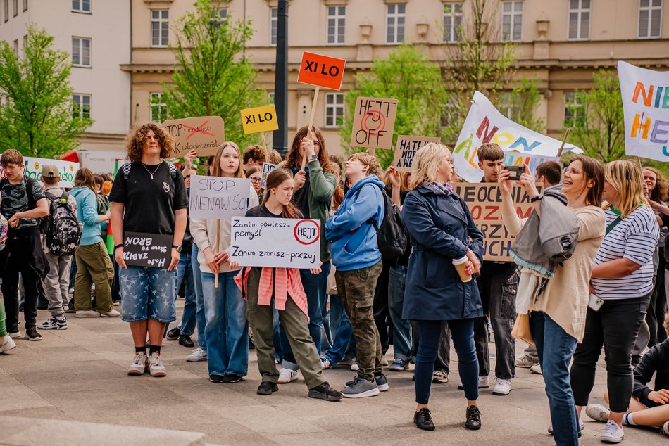 Łódź. Marsz Przeciwko Przemocy i Hejtowi przeszedł Piotrkowską. Uczniowie w ważnej sprawie!