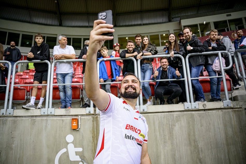 Łódź. Mecz Gwiazd w Łodzi. Na murawie Boniek, Krzynówek, Krychowiak