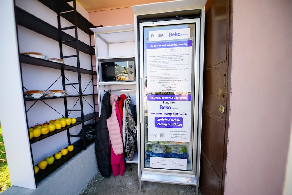 Łódź. Nowa lodówka społeczna w Łodzi. Nie wyrzucaj jedzenia, podziel się!