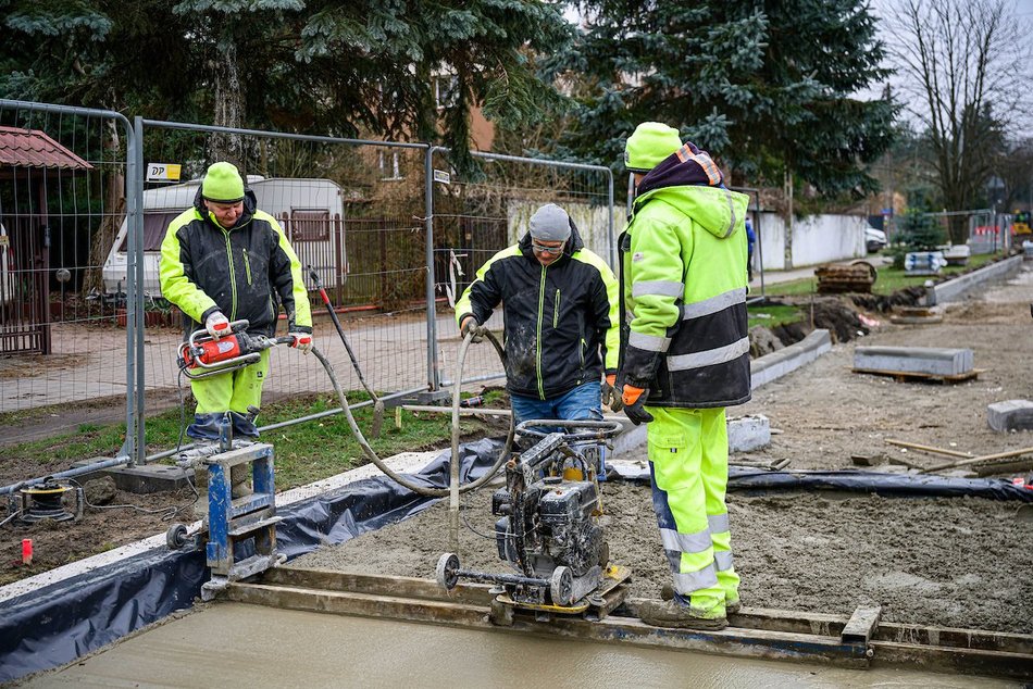Łódź. Nowa podbudowa drogi, krawężniki i płyty postojowe dla MPK Łódź na Biegunowej