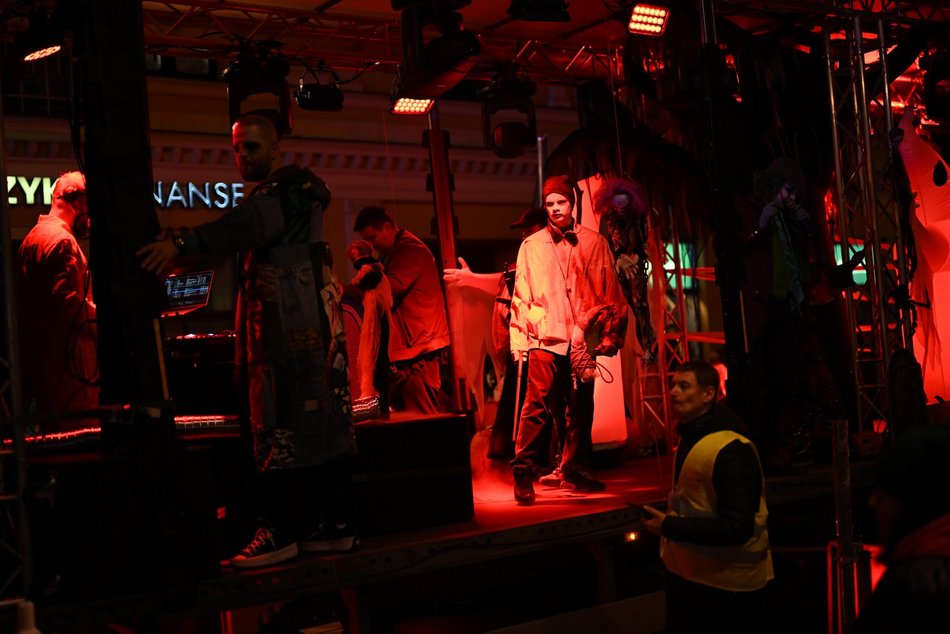 Łódź. Halloweenowa parada przeszła Piotrkowską w Łodzi. Tłumy duchów, czarownic i zombie!