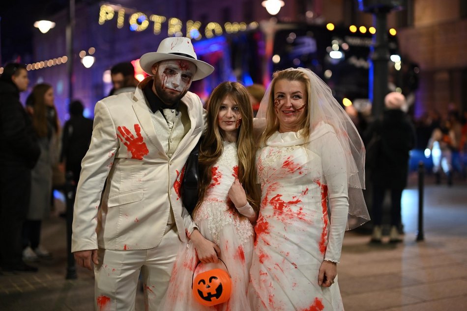 Łódź. Halloweenowa parada przeszła Piotrkowską w Łodzi. Tłumy duchów, czarownic i zombie!