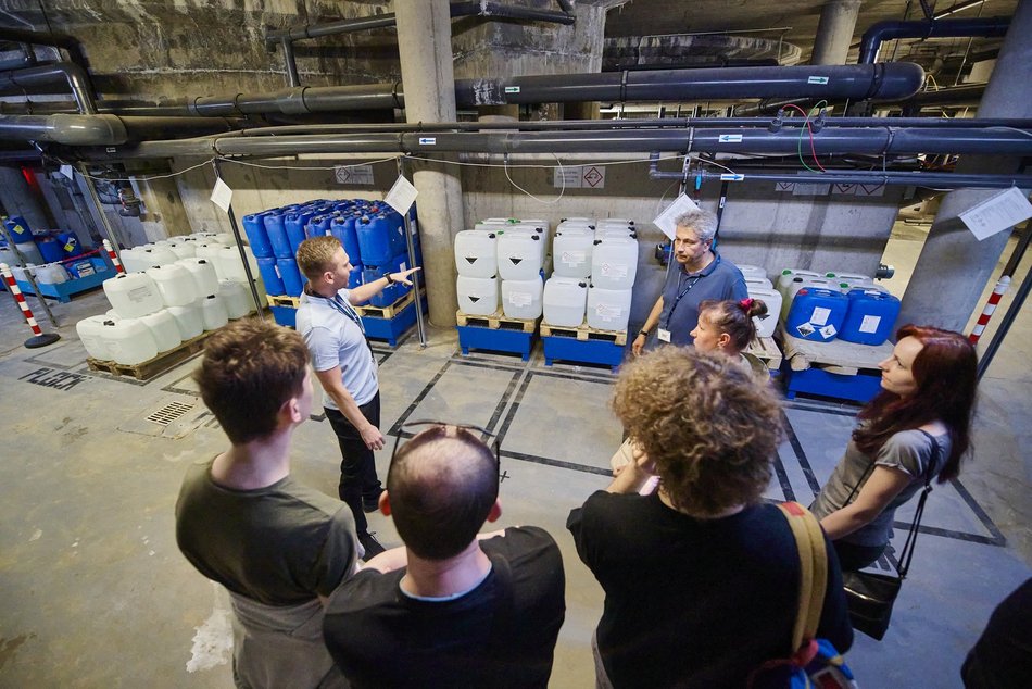 Łodzianie podczas Nocy Muzeów Łódź 2024 zobaczyli podbasenie i strefę filtracji Aquaparku Fala