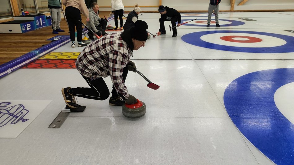 Curling - łódzcy seniorzy na lodzie